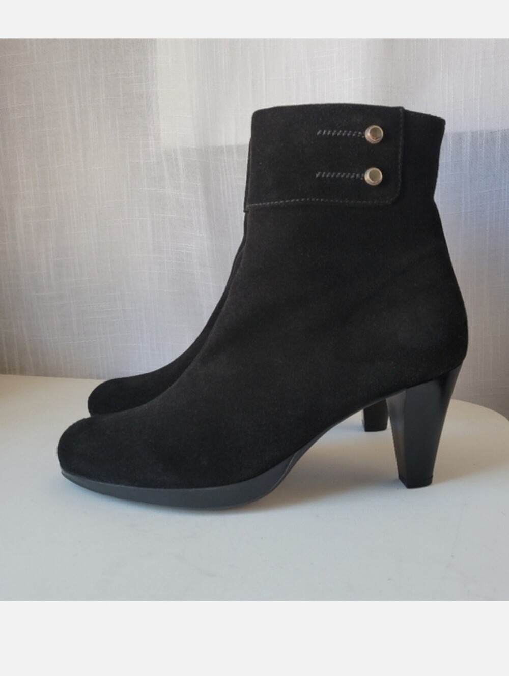 La Canadienne Mila women's round toe suede ankle heeled boots size 10
